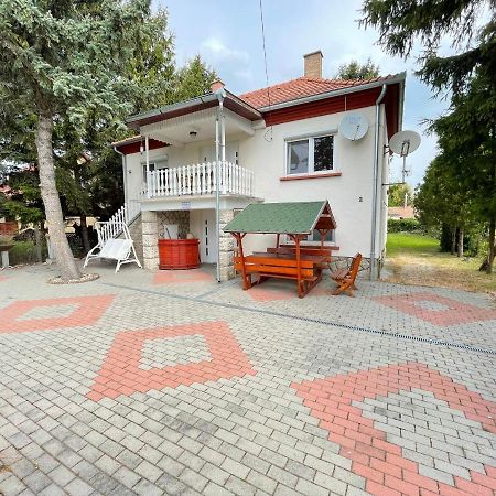 Hunyadi Nyaralo Villa Balatonkeresztur Exterior photo