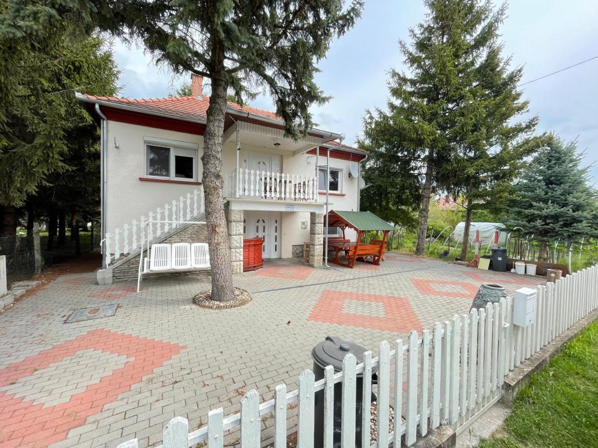 Hunyadi Nyaralo Villa Balatonkeresztur Exterior photo