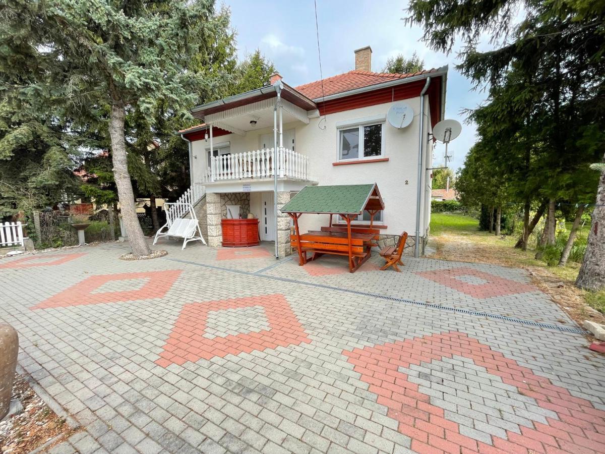 Hunyadi Nyaralo Villa Balatonkeresztur Exterior photo
